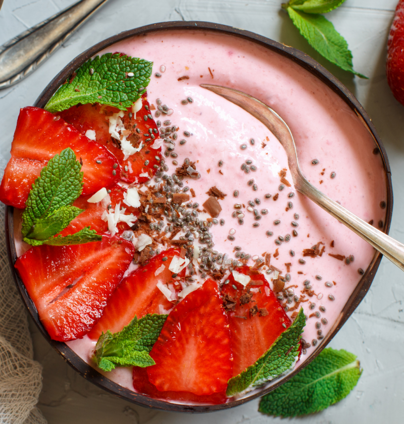 strawberry chocolate smoothie bowl